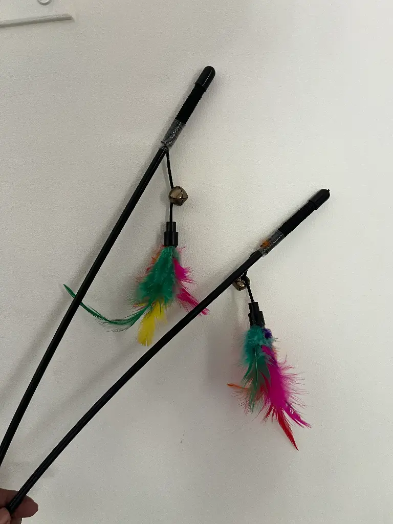 SS25 CHEEKu CAT PLAYING ROD FEATHER WITH ELASTIC