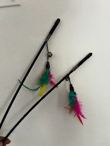 [SS25SLT024000] SS25 CHEEKu CAT PLAYING ROD FEATHER WITH ELASTIC